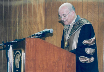 El Dr. Benjam&iacute;n Figueroa Sandoval impartiendo un discurso durante la ceremonia de graduaci&oacute;n del COLPOS, a&ntilde;o 2000, Colegio de Postgraduados, M&eacute;xico.