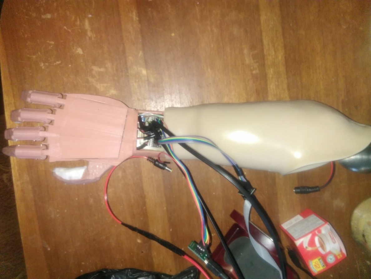 Acople del encaje con la mano del prototipo.
