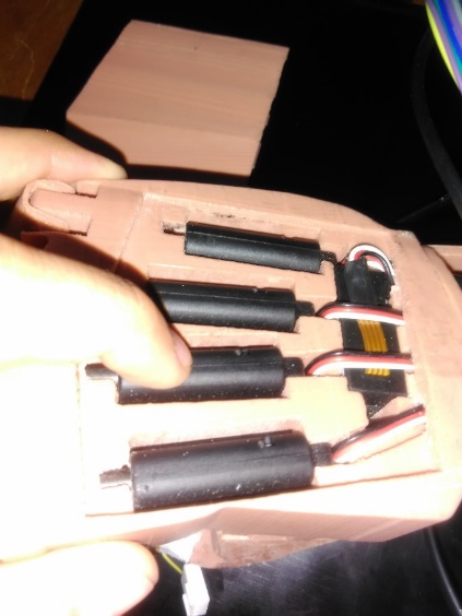 Servomotores en el cuerpo de la mano
