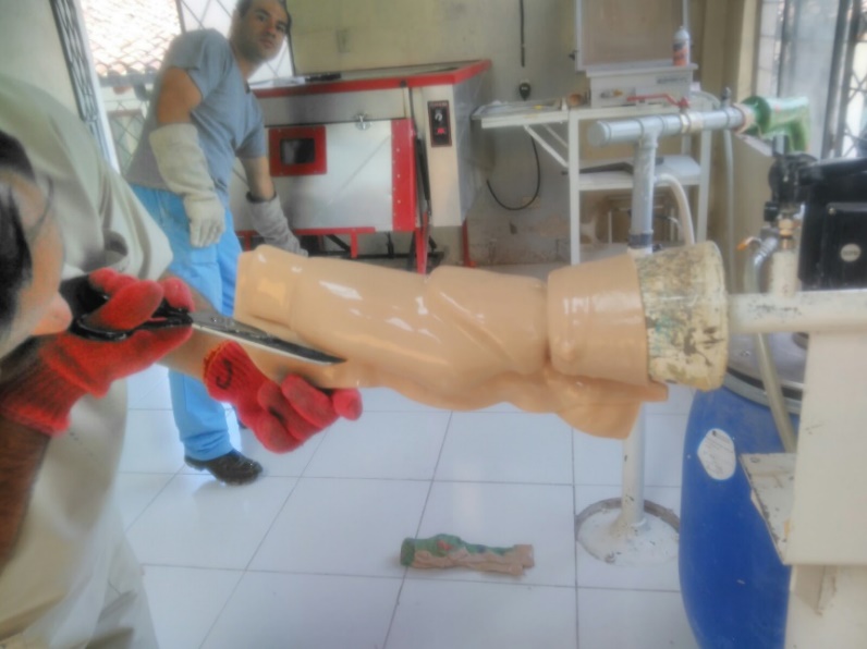 Moldeado del plástico PVC en el molde de yeso.