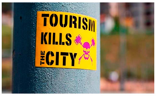 Poste de iluminação pública junto a uma das entradas do Parc Güell