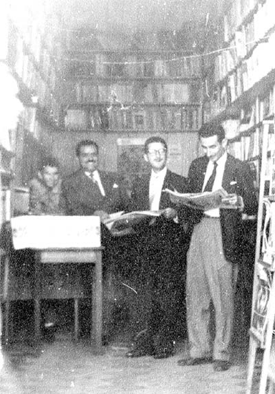 Interior da Livraria Anita Garibaldi. Salim Miguel &eacute; o 2&ordm; da esquerda para a direita. Armando Carreir&atilde;o &eacute; o 1&ordm; da direita para a esquerda. 