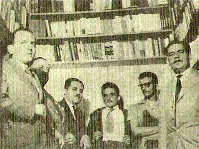 Livraria Anita Garibaldi nos anos 50. Da esquerda para a direita: Silveira de Souza, An&iacute;bal Nunes Pires, Salim Miguel, Murilo Piraj&aacute;, Emanuel Santos e Heleno Mendon&ccedil;a. 