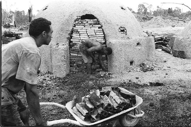 Trabalhadores na carvoaria, antes da chegada dos agentes da Polícia Federal
