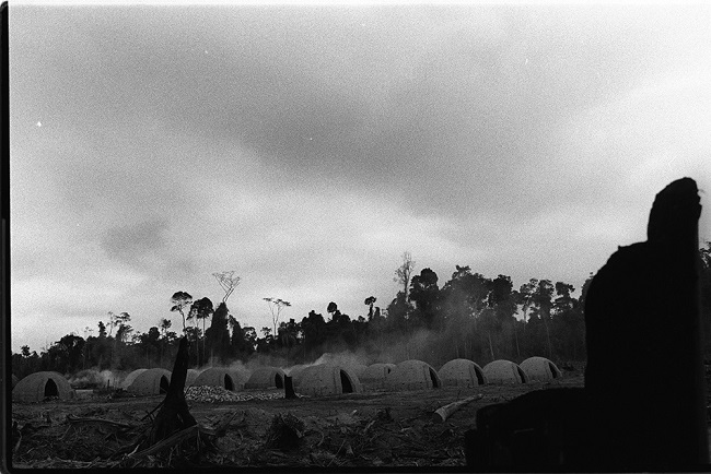 Vista da carvoaria em funcionamento