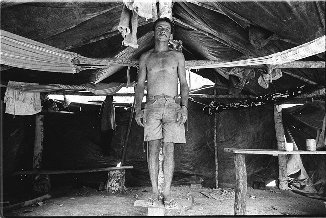 Trabalhador mostrando seu alojamento