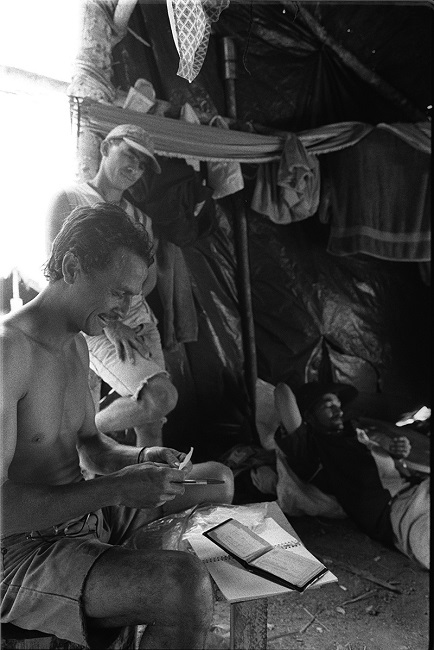 Trabalhadores descansando no alojamento