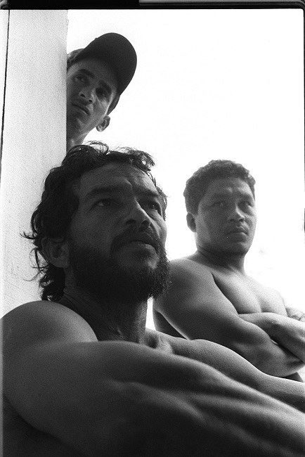 Trabalhadores observando a atuação do Grupo Móvel