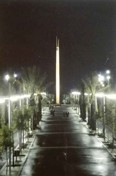 Imagen de la Rambla Prim de noche poco despu�s de haber instalado el monumento Fraternidad (autor desconocido, s.f., archivo personal de Miquel Navarro).