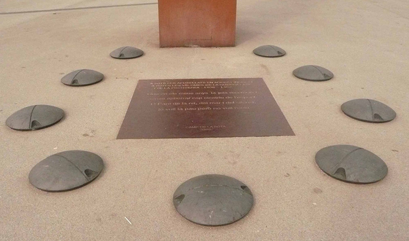 Imagen de la segunda inscripci�n, colocada durante las obras del F�rum 2004, despu�s de reubicar el monumento (foto del autor, sin fecha).