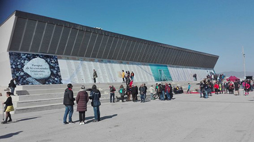 Imagen de los tres soldados del servicio militar obligatorio haciendo la guardia ante los restos del parapeto. Fotograf�a de Carlos Roca Gotsens enviada a Josep M. Monferrer que se reproduce en el memorial del Camp de la Bota (c.1947, Arxiu de la Mina i Camp de la Bota).