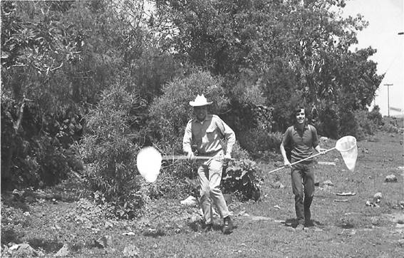 A la izquierda de la imagen Miguel &Aacute;ngel Mor&oacute;n y a su lado, su amigo Constantino Cuetos, Tepoztl&aacute;n, Morelos 1971. Fotograf&iacute;a de Armando Aguirre.