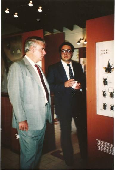 Inauguraci&oacute;n de la exposici&oacute;n &ldquo;Escarabajos 200 millones de a&ntilde;os de evoluci&oacute;n&rdquo; en el museo de Historia Natural de la Ciudad de M&eacute;xico. En primer plano Gonzalo Halffter y al fondo Miguel Angel Mor&oacute;n. Fotograf&iacute;a de autor desconocido.