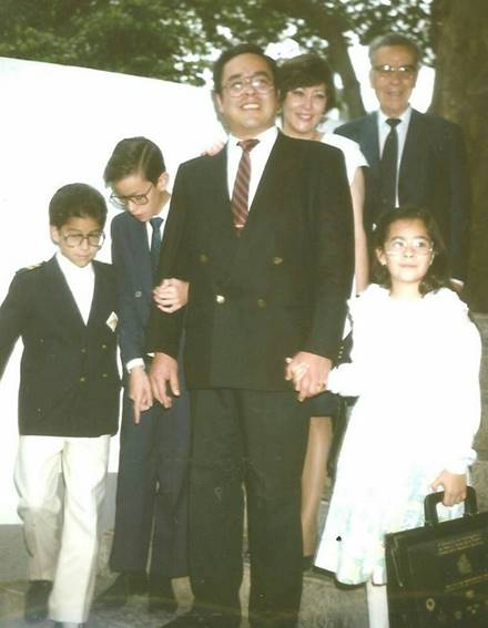 La familia Mor&oacute;n Estrada en la entrega del premio de la Investigaci&oacute;n Cient&iacute;fica de la AMC en 1992. De atr&aacute;s hacia delante: Sr. Juan Mor&oacute;n Tenorio, Sra. Gloria L. Estrada, Dr. Miguel &Aacute;ngel Mor&oacute;n R&iacute;os, a su lado derecho sus hijos Mauricio Eugenio y H&eacute;ctor y su hija Lorena al lado izquierdo. Fotograf&iacute;a de autor desconocido.