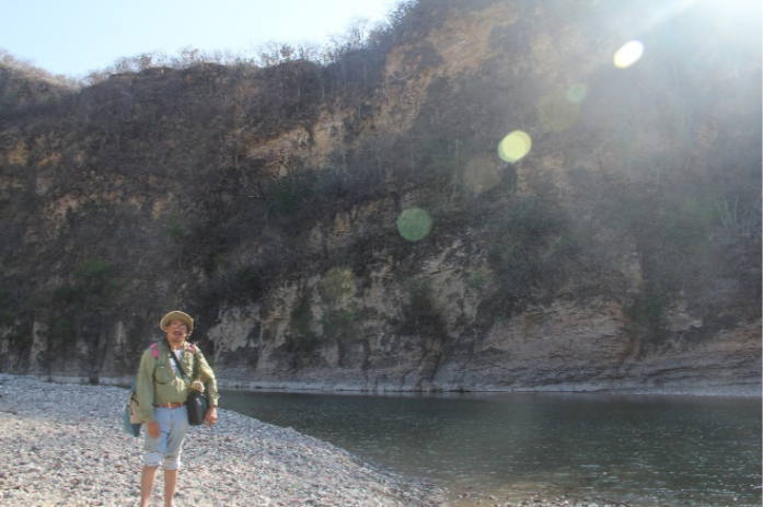 Al fonde se observa las paredes escarpadas por donde ahora pasa la autopista Mitla- Tehuantepec. Fotograf�a de G. Pozo-Montuy 15Q 215828.19 m E 1847203.08 m N