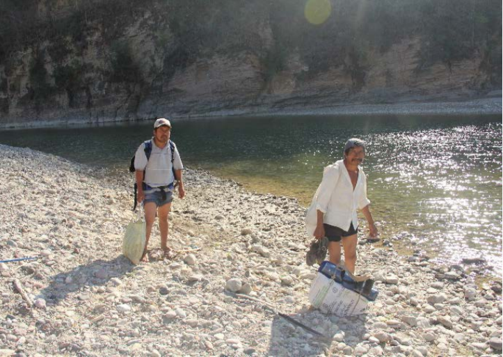 Esta exploraci�n fue con ayuda de Aquino Espina (izquierda) y Delfino Ruiz (derecha) quienes conoc�an los caminos a lo largo del r�o Tehuantepec. Fotograf�a de G. Pozo-Montuy 15Q 222341.41 m E 1844339.59 m N