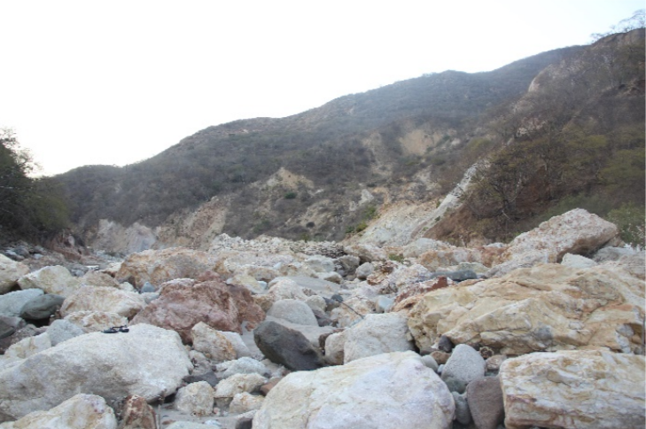 La fragilidad del suelo era evidente por los deslaves de las laderas, a lo largo de tramo se observaban los derrumbes de rocas enormes. El lado del r�o con mayores derrumbes era el norte por donde ahora pasa la autopista Mitla Tehuantepec. Fotograf�a de G. Pozo-Montuy 15Q 212348.31 m E 1849212.00 m N