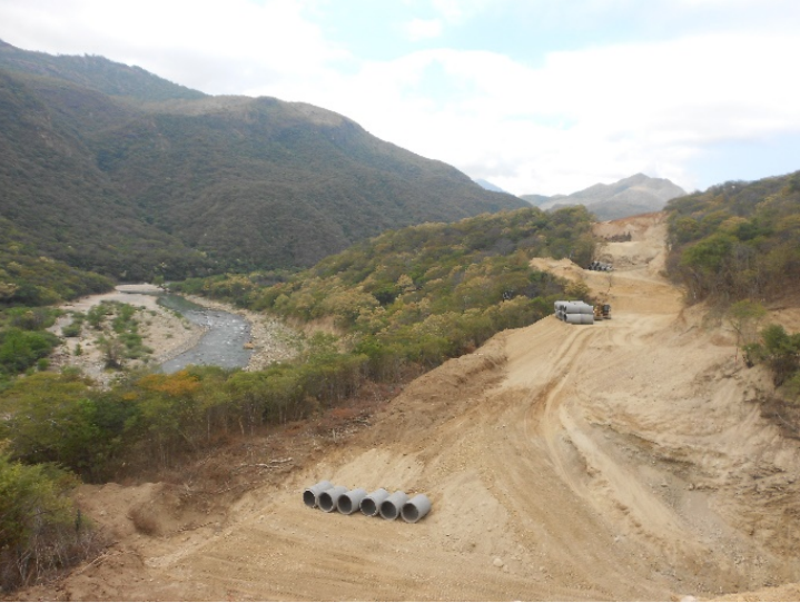 Fotograf�a del desmonte y despalme y la apertura de terracer�as y cortes en orilla del Rio Tehuantepec a la altura del arroyo de Lachiguiri, diciembre de 2013. 15Q 225913.49 m E 1843002.71 m N
