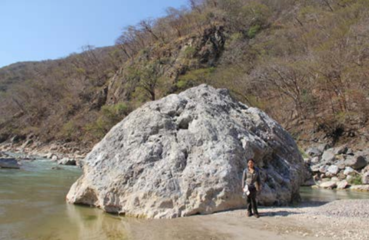 A lo largo de rio de pod�an encontrar rocas enormes de 8 m en ancho por 5 m de altura. 15Q 198492.59 m E 1856093.72 m N