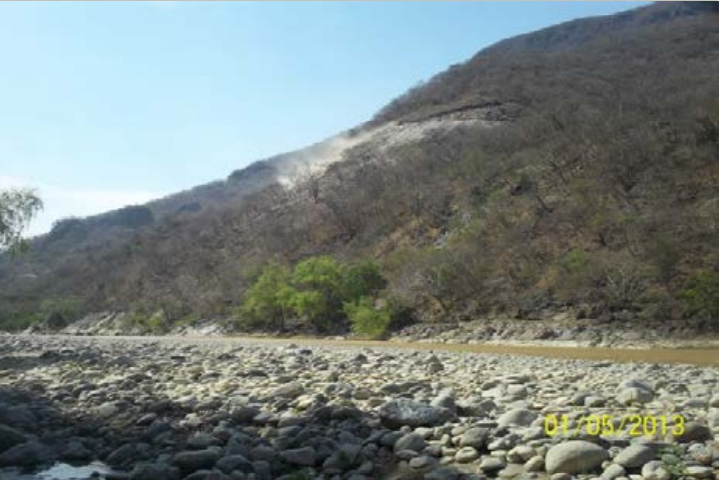 Fotograf�a del impacto visual de la construcci�n de la autopista, mayo del 2013. Se observa la dispersi�n de part�culas de polvo en el aire. 15Q 222496.84 m E 1844359.56 m N