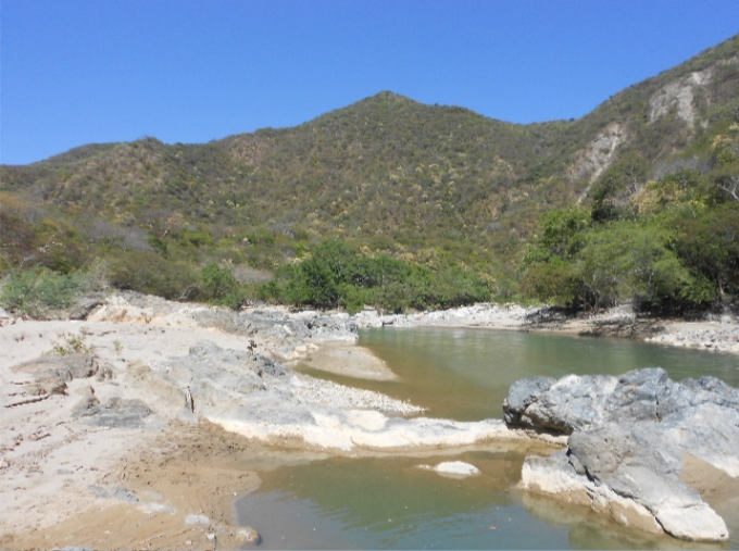 Estas son las pozas que se formaban entre las rocas de gran tama�o las cuales reten�an arena. Algunas de estas pozas ten�an profundidades de hasta 7 m. Fotograf�a de G. Pozo-Montuy 15Q 197293.21 m E 1856771.92 m N