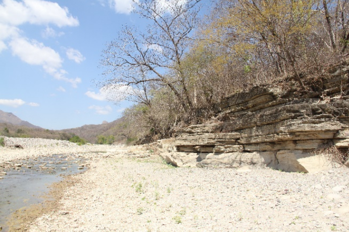 Se encontrabantambi�n tramos de r�o con bancos de grava y lajas superpuestas. En estas zonas, la cantidad de agua que corre en el r�o es menor, se bifurcan y avanzan con cierta dificultad. Fotograf�a de G. Pozo-Montuy