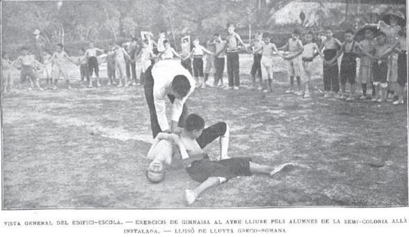 1913. Lección de lucha greco-romana en la Semi-Colonia al aire libre.