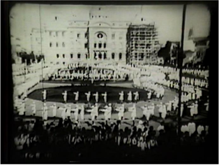 Ginástica na praça em frente à Universidade