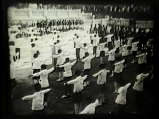Normalistas em demonstração de ginástica