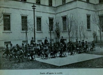El pupitre escolar de la escuela al aire libre de Roma