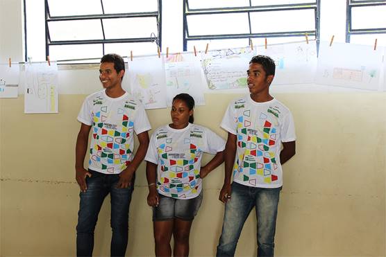 Varal da oficina do Reconhecimento com a turma do povoado Badaj&oacute;s