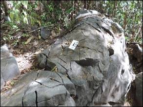 Afloramento de calc&aacute;rio lapiezado com di&aacute;clases