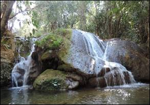 Cachoeira de Tufa Calc&aacute;ria no Rio Vieira