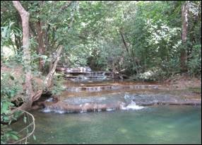 Represas de tufas e piscinas naturais no Rio Vieira 