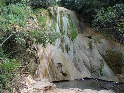 Aspectos gerais da &ldquo;Grande Cachoeira de Tufa Calc&aacute;ria&rdquo;
