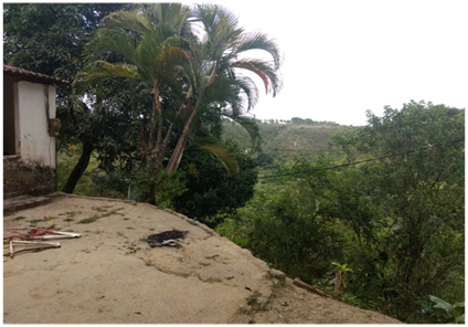 Moradia no topo da borda de tabuleiro interfluvial no alto curso da BHRP (rua dos Mineiros, bairro de Aldeia dos Camar&aacute;s, Camaragibe&ndash;PE)