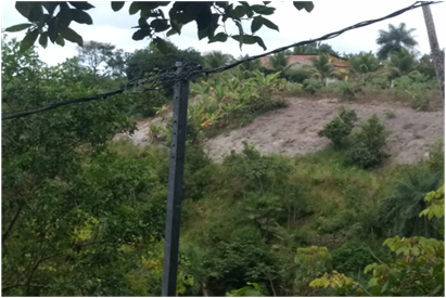Encosta sem cobertura vegetal natural devido ao desmate. (vista da rua dos Mineiros, bairro de Aldeia dos Camar&aacute;s, Camaragibe&ndash;PE)