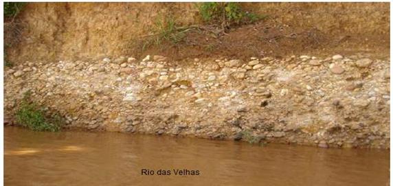 margem esquerda do rio das Velhas, pr&oacute;ximo &agrave; cidade de V&aacute;rzea da Palma, mostrando terra&ccedil;os aluviais de mais de 4 metros de espessura, contento, sedimentos arenosos inconsolidados retrabalhados de colora&ccedil;&atilde;o beje/amarelo, com imbrica&ccedil;&atilde;o de seixos