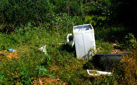 Descarte de eletrodom&eacute;sticos na &ldquo;Matinha&rdquo; do bairro Boa Vista e entulho
nas cal&ccedil;adas.