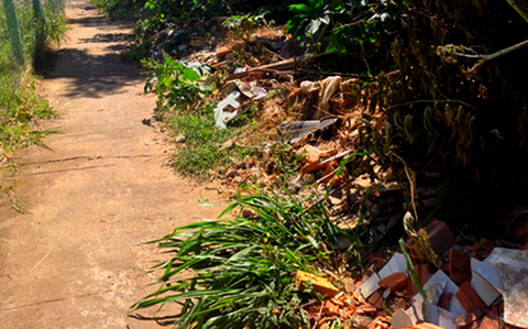 Descarte de eletrodom&eacute;sticos na &ldquo;Matinha&rdquo; do bairro Boa Vista e entulho
nas cal&ccedil;adas.