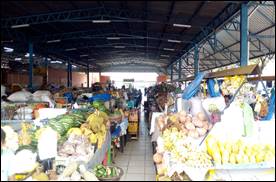 Bancas dos feirantes no Mercado Municipal de Aragua&iacute;na