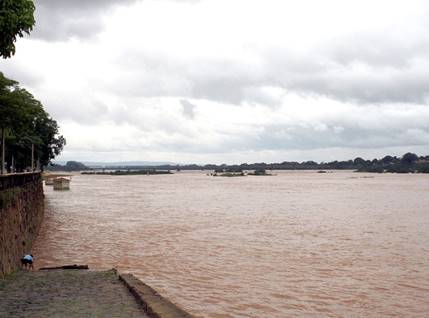 &Aacute;guas do rio S&atilde;o Francisco pr&oacute;ximas a barragem de conten&ccedil;&atilde;o da avenida Salmeron, mar&ccedil;o de 2011