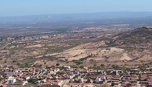 Vis&atilde;o parcial do cume da Serra da Barriguda de parte de um bairro da cidade