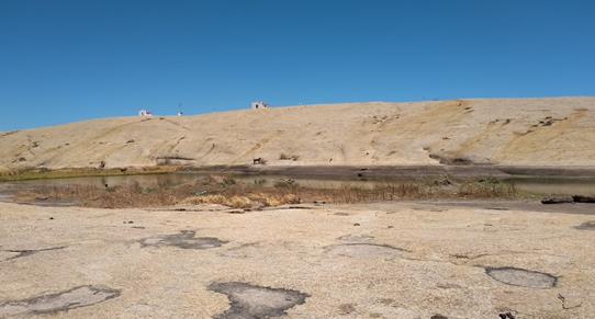 Lajedo com lagoa natural no S&iacute;tio Lajes em Alexandria &ndash; RN