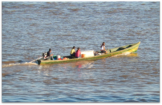 Fam&iacute;lias de pescadores comerciais chegando ao porto de Tabatinga (2019)