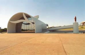 Palmas: Memorial Coluna Prestes em construo em 1999 e com “Cavaleiro da Luz” em 2010