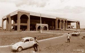 Palmas: Palcio Araguaia em 1991 e com painis na fachada externa em 2009