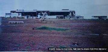 Palmas: o Palcio Araguaia em plano elevado e o Monumento  Lua, retirado em 1995