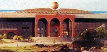 Palmas: fachada do Palcio Araguaia com a esfera dourada na parte superior, retirada em 2006 e o Braso de Armas, instalado em 2012
