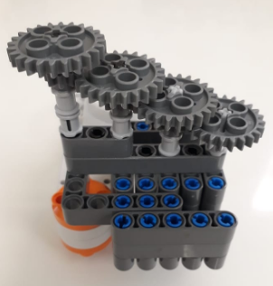 Motor de rota&ccedil;&atilde;o com engrenagens acopladas, perspectivas superior e frontal respectivamente, KIT LEGO&reg;